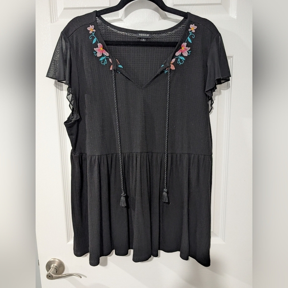 Torrid Fabric Mix Textured Jersey Embroidered Neckline Mesh Flutter Sleeve Top 2 - Picture 2 of 12